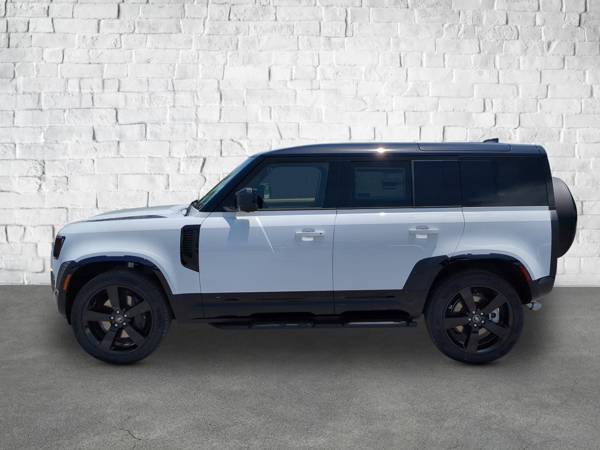 2025 Land Rover Defender X-Dynamic SE photo 3
