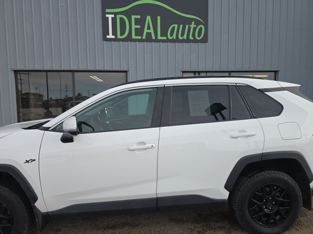 2020 Toyota RAV4 XLE's photo