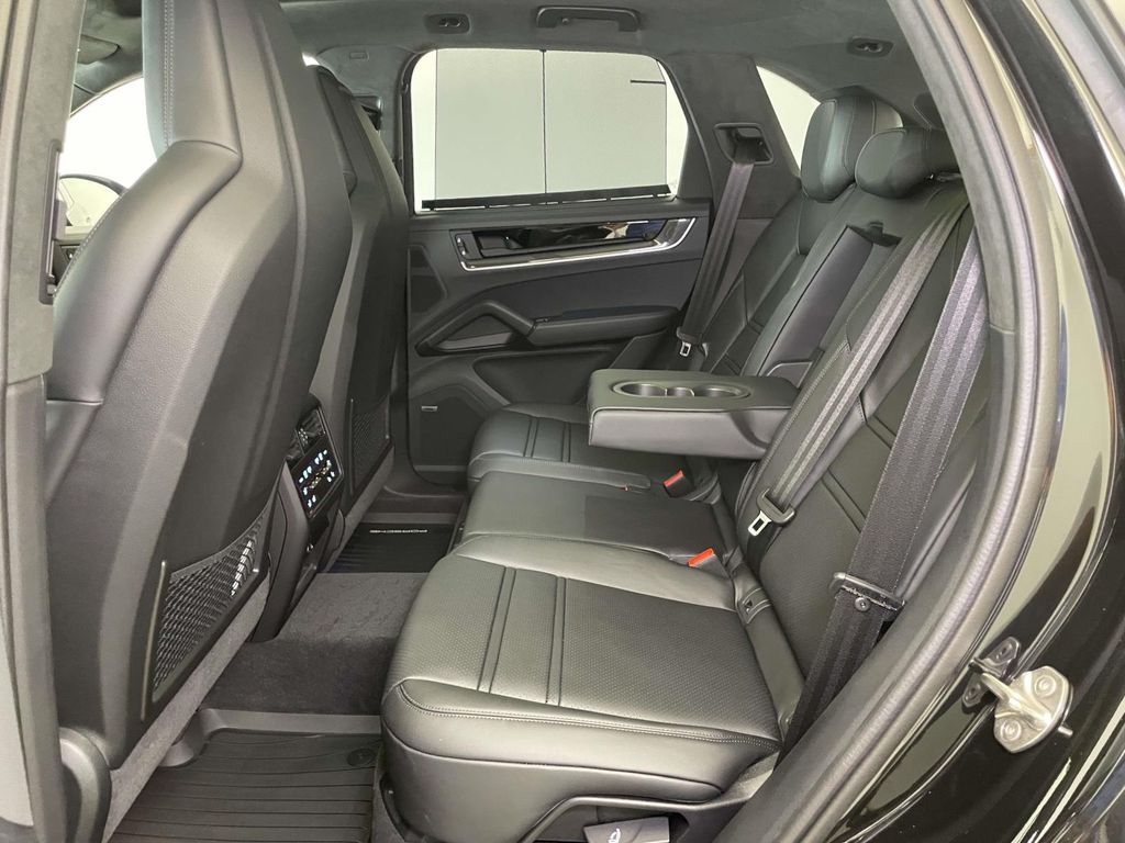 2025 Porsche Cayenne Turbo E-Hybrid photo 19