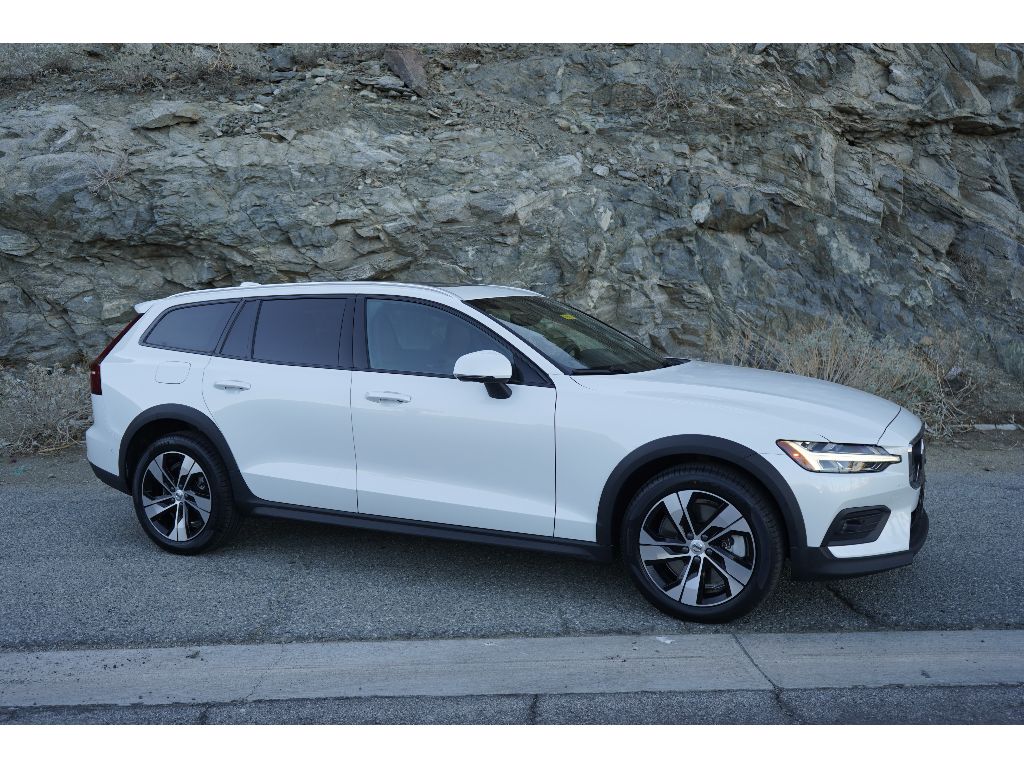 2024 Volvo V60 B5 photo 2