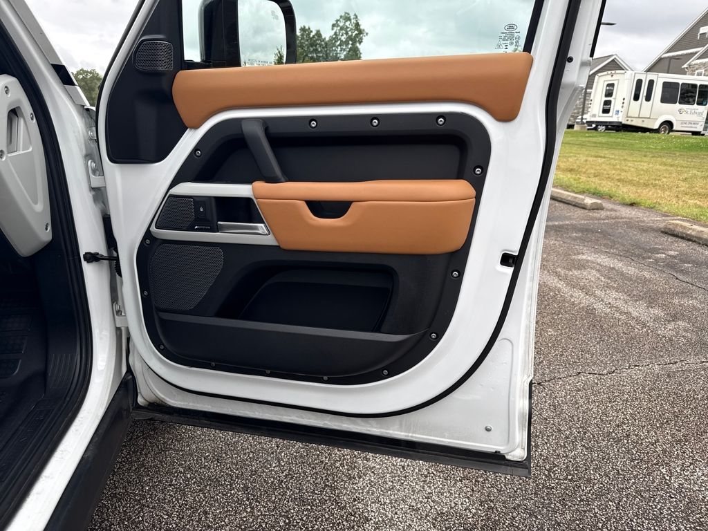 2024 Land Rover Defender 110 S photo 13