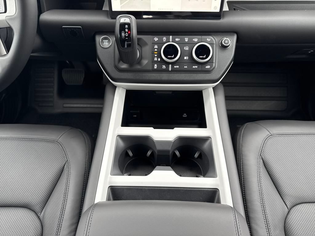 2025 Land Rover Defender 130 X-Dynamic SE photo 23