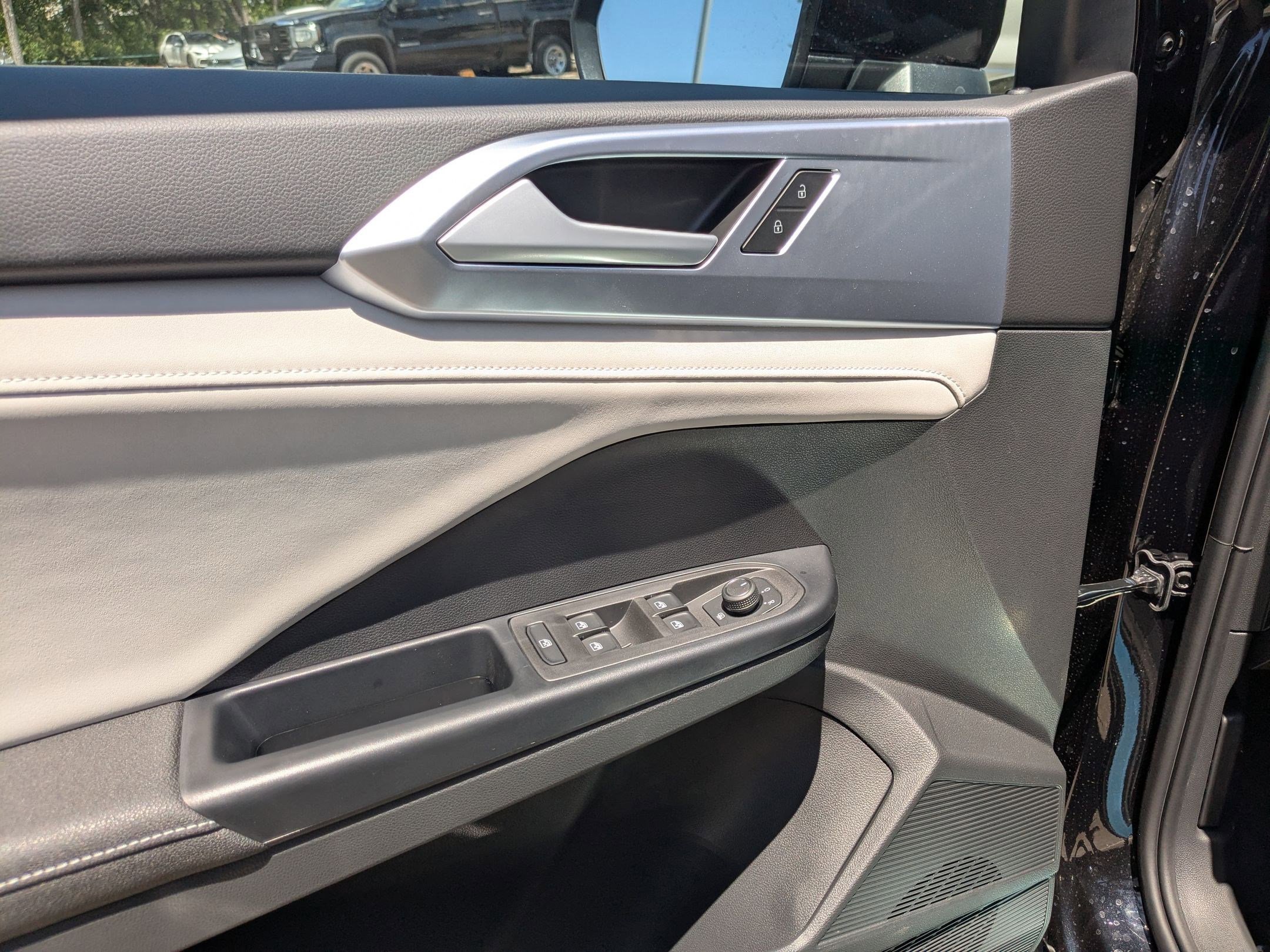 2025 Volkswagen Taos SE photo 3