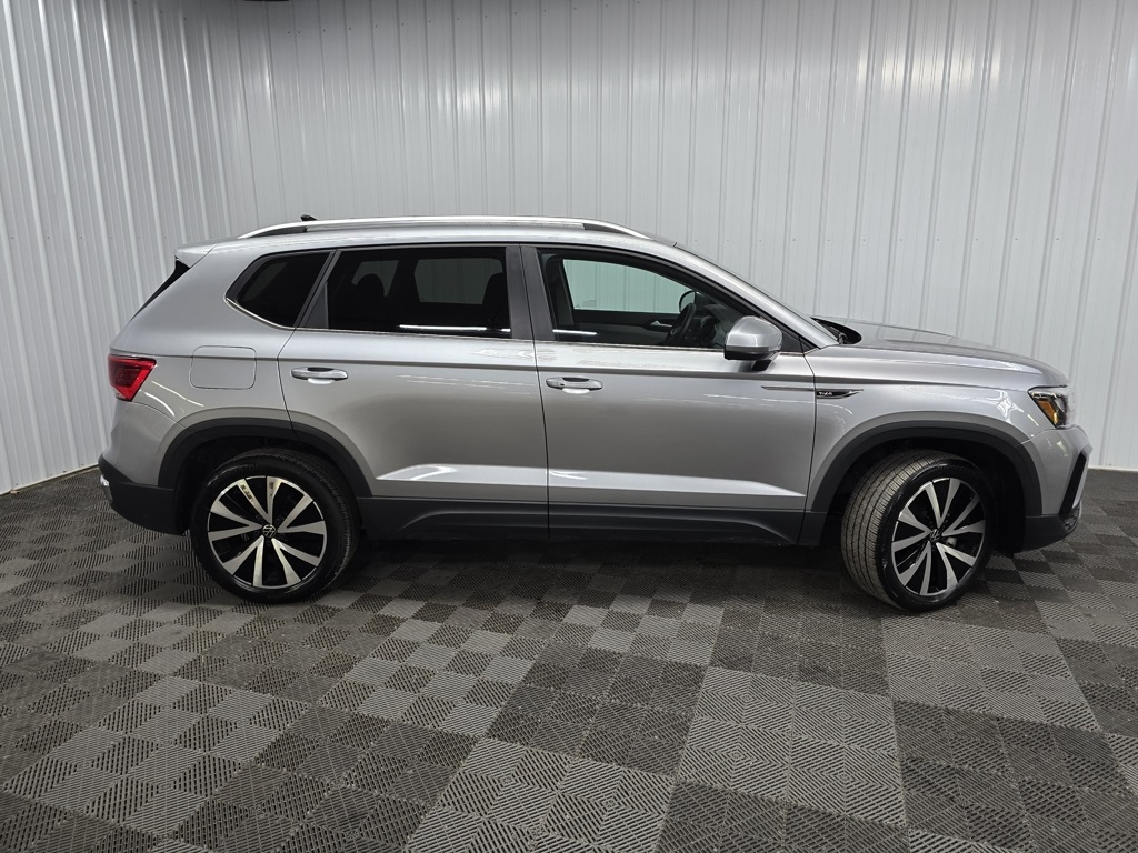 2024 Volkswagen Taos SE photo 2