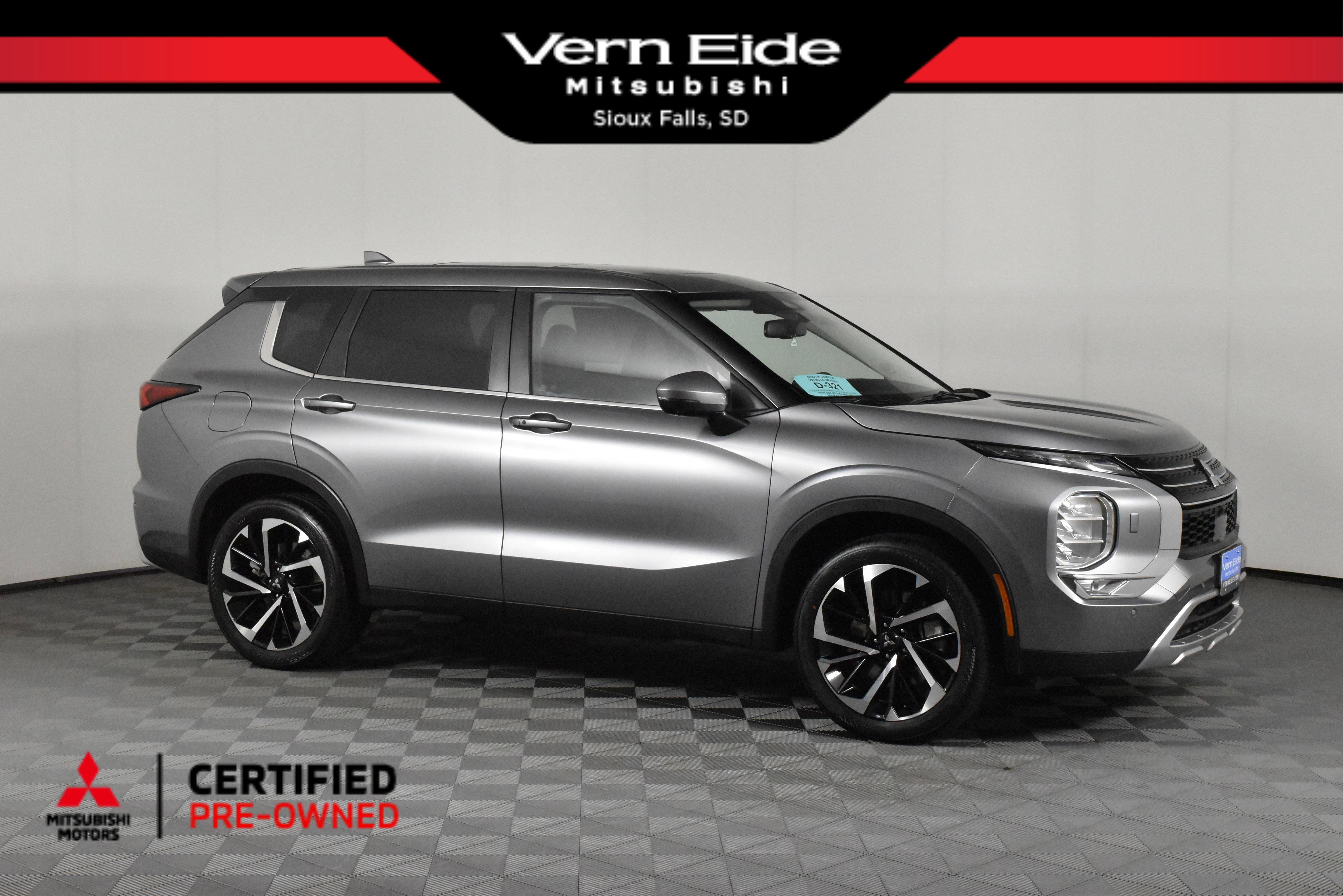 2024 Mitsubishi Outlander SE's photo