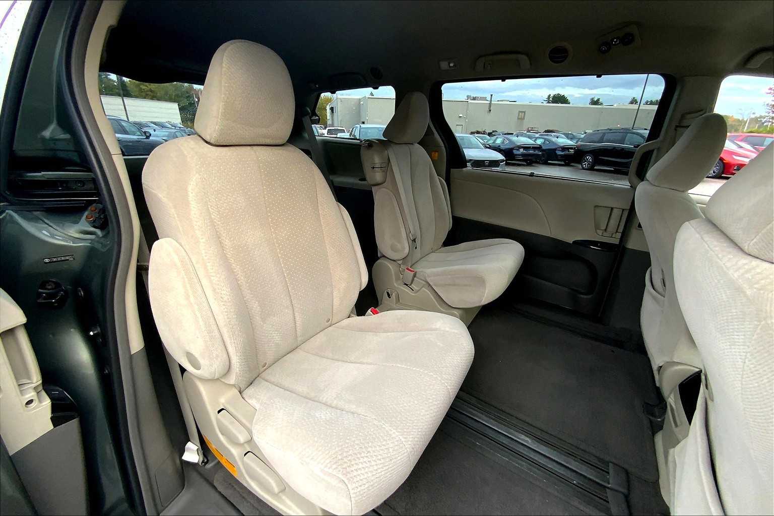 2011 Toyota Sienna LE photo 19