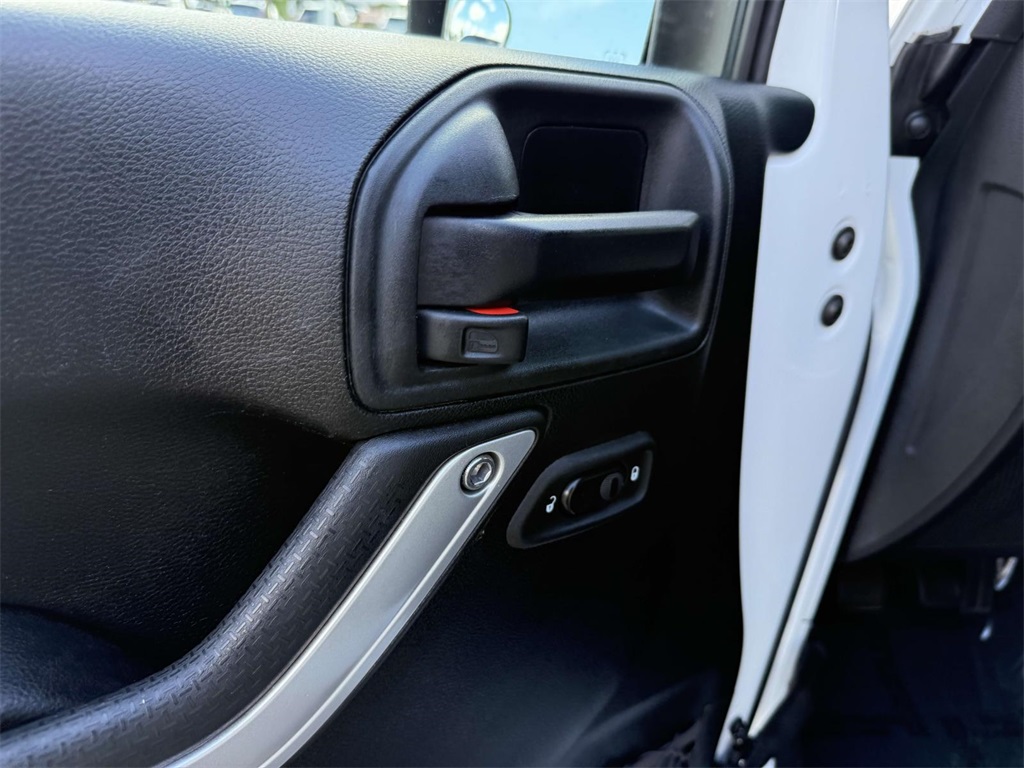2017 Jeep Wrangler Unlimited Sahara photo 25
