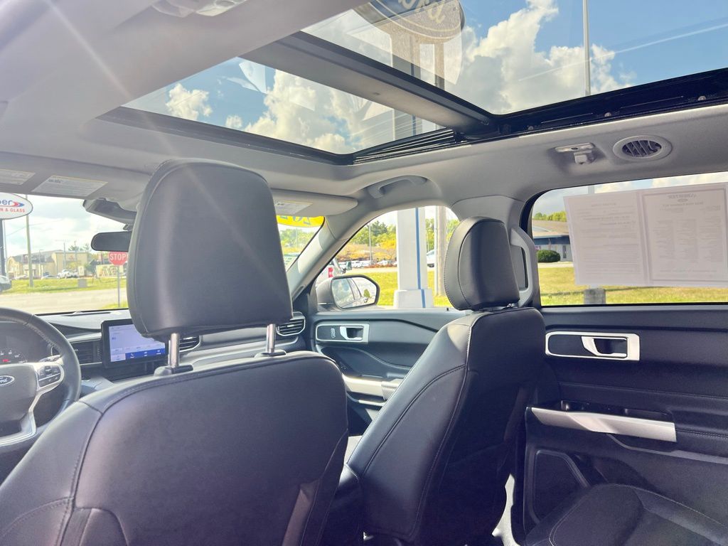 2023 Ford Explorer XLT photo 17