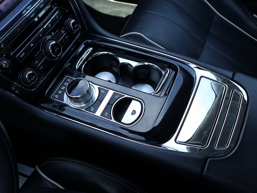 2014 Jaguar XJ Base photo 24