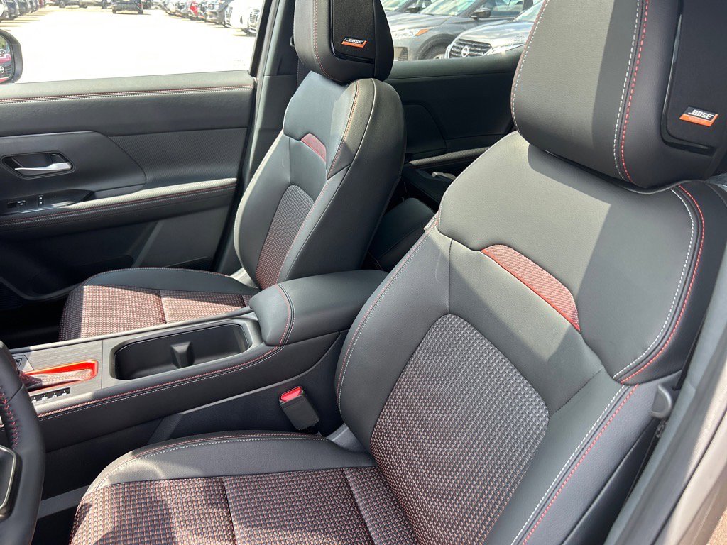 2025 Nissan Kicks SR photo 2