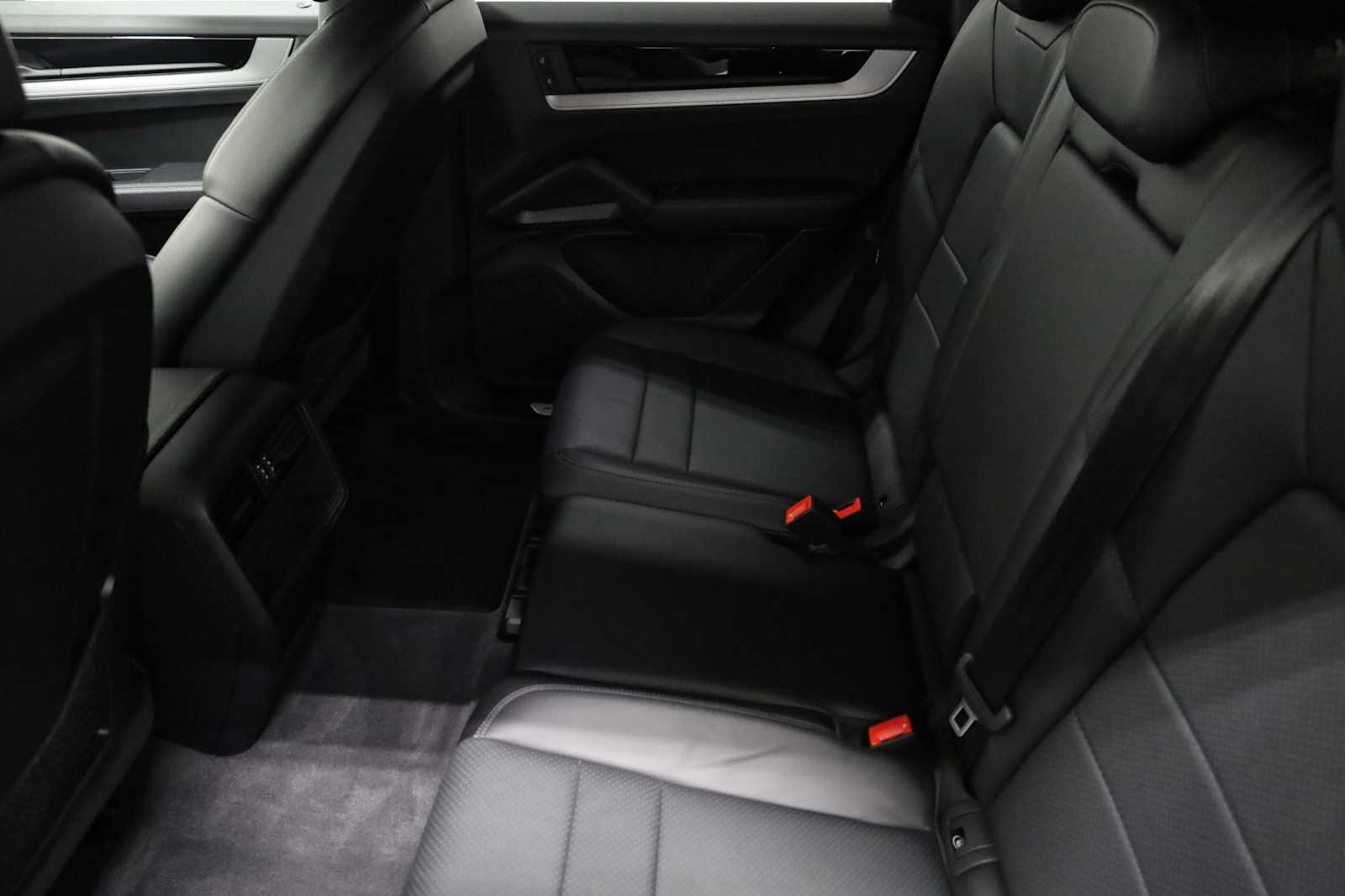 2024 Porsche Cayenne photo 25