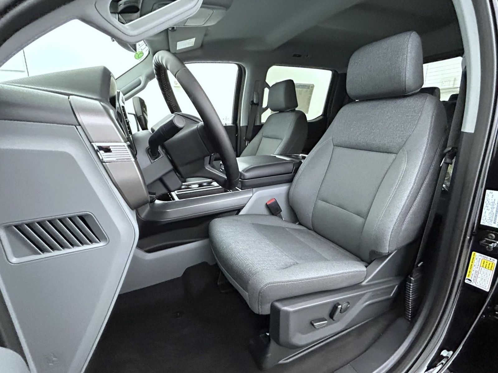 2025 Ford F-150 XLT photo 9
