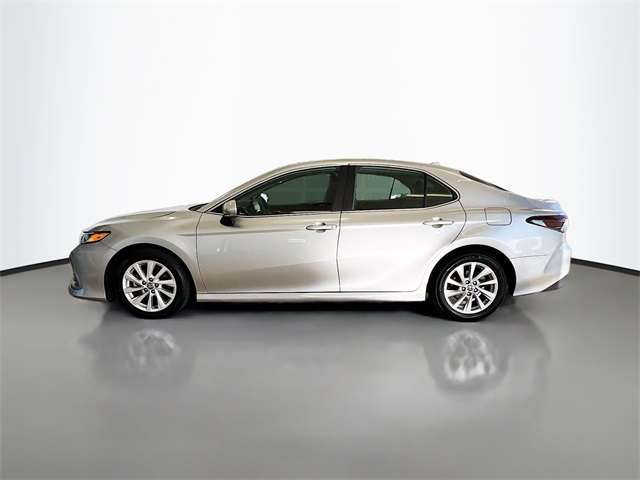 2023 Toyota Camry LE photo 3