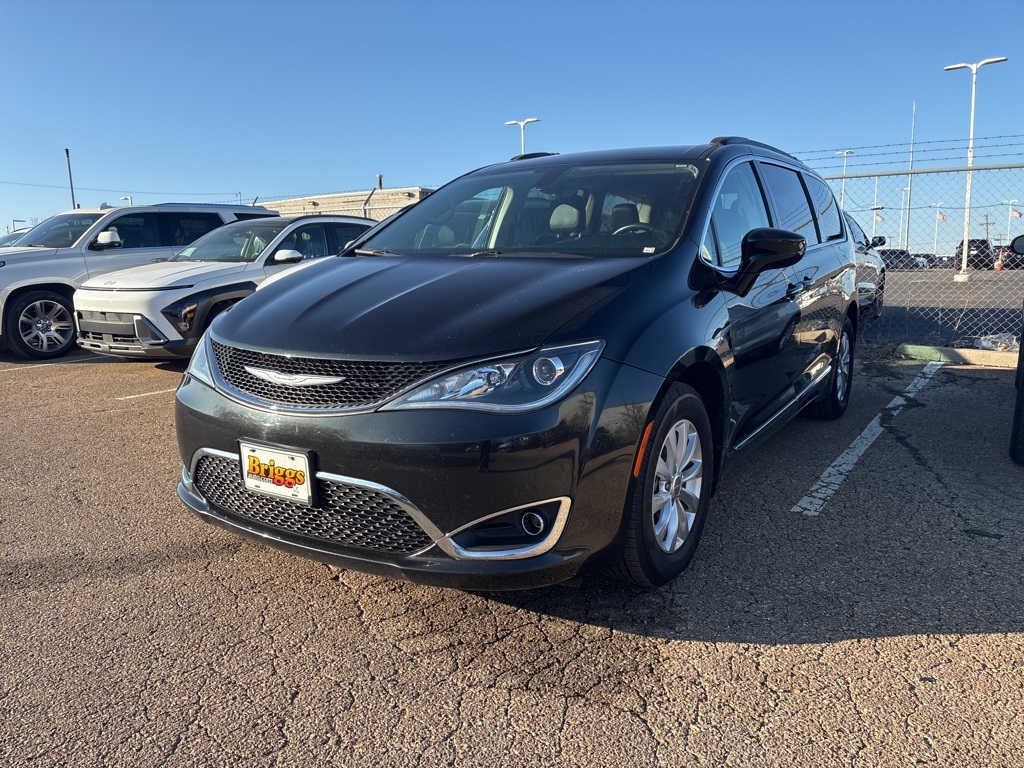 2017 Chrysler Pacifica Touring-L's photo