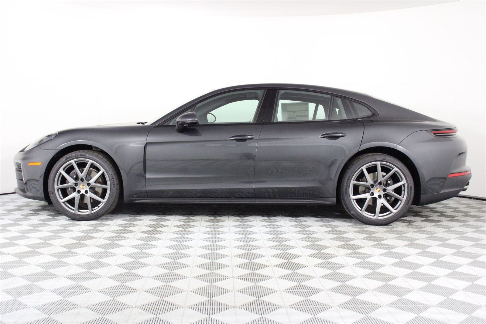 2025 Porsche Panamera 4 photo 2