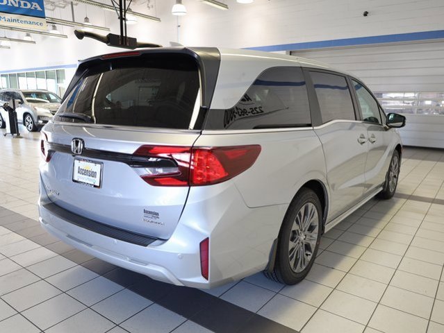 2026 Honda Odyssey Touring photo 3