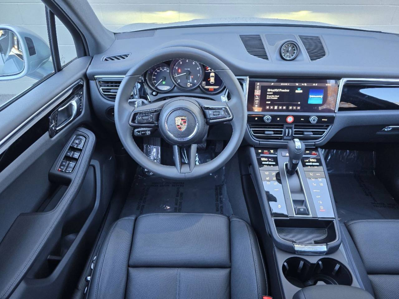 2025 Porsche Macan T photo 12