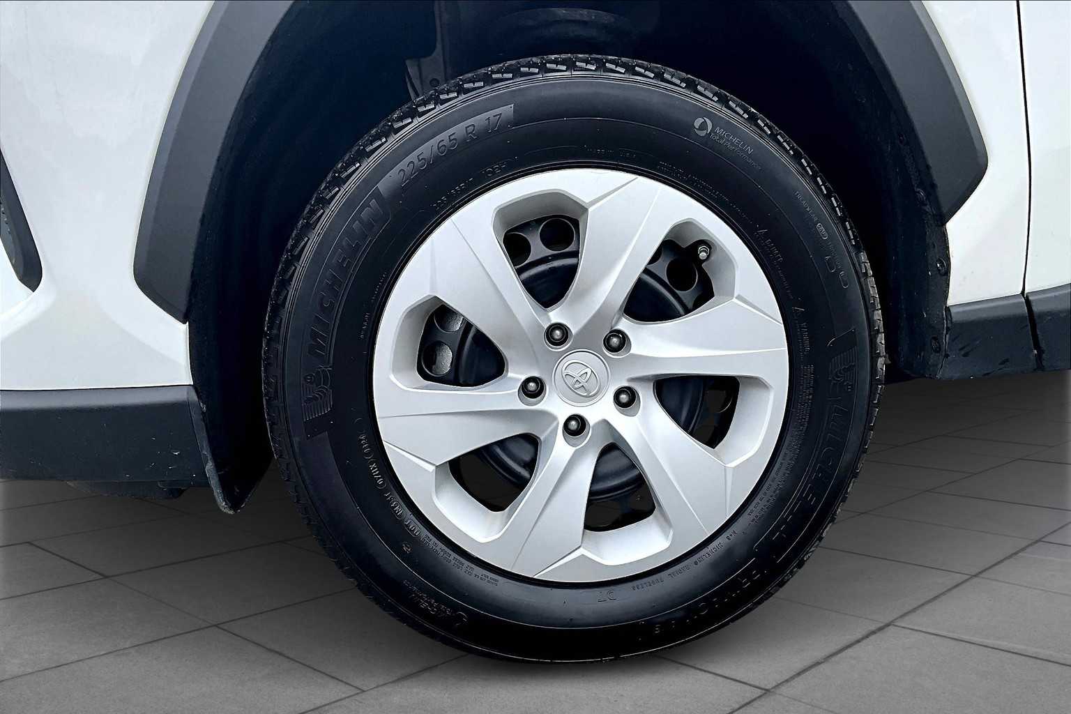 2024 Toyota RAV4 LE photo 3