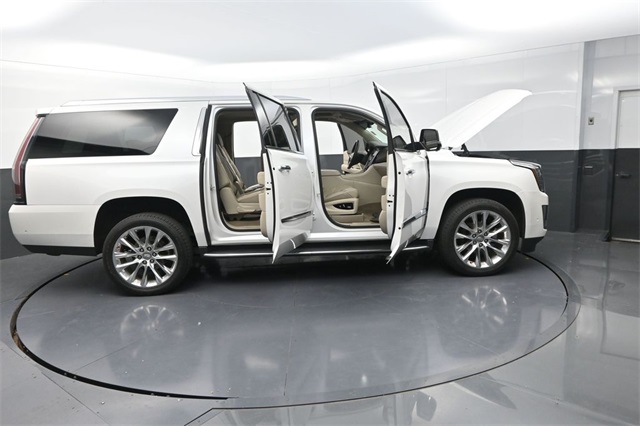 2017 Cadillac Escalade ESV Luxury photo 41