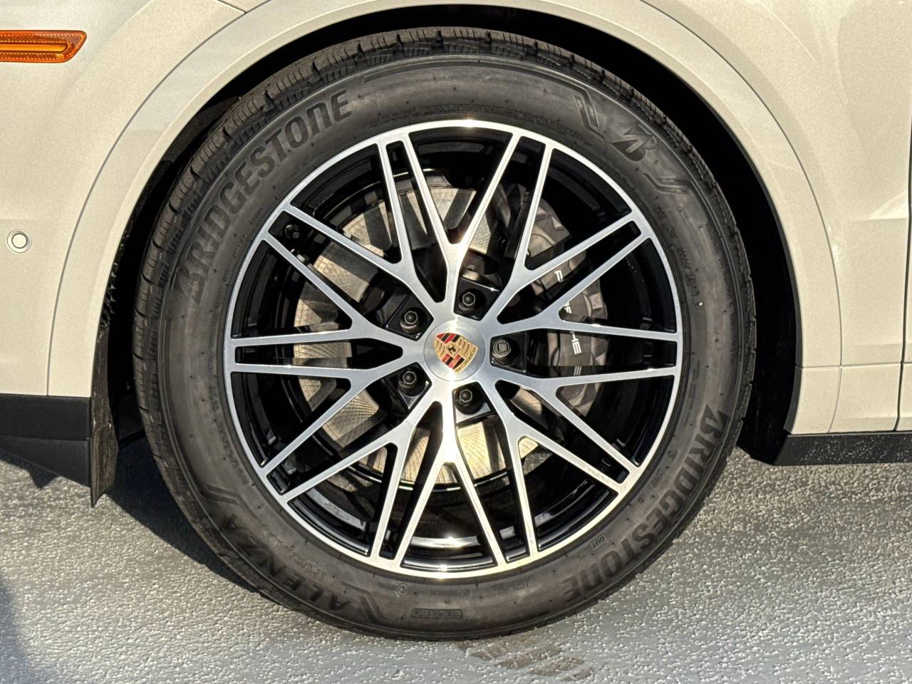 2025 Porsche Cayenne Base photo 14
