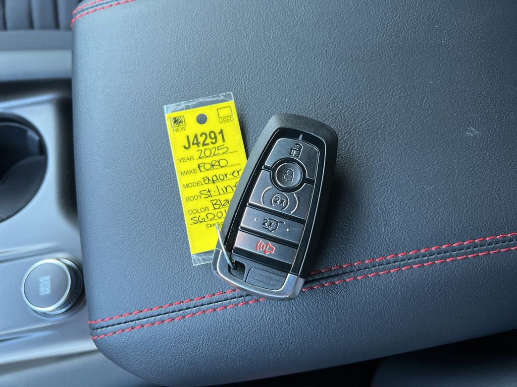 2025 Ford Explorer ST-Line photo 40