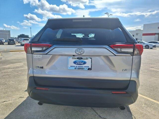 2021 Toyota RAV4 LE photo 4