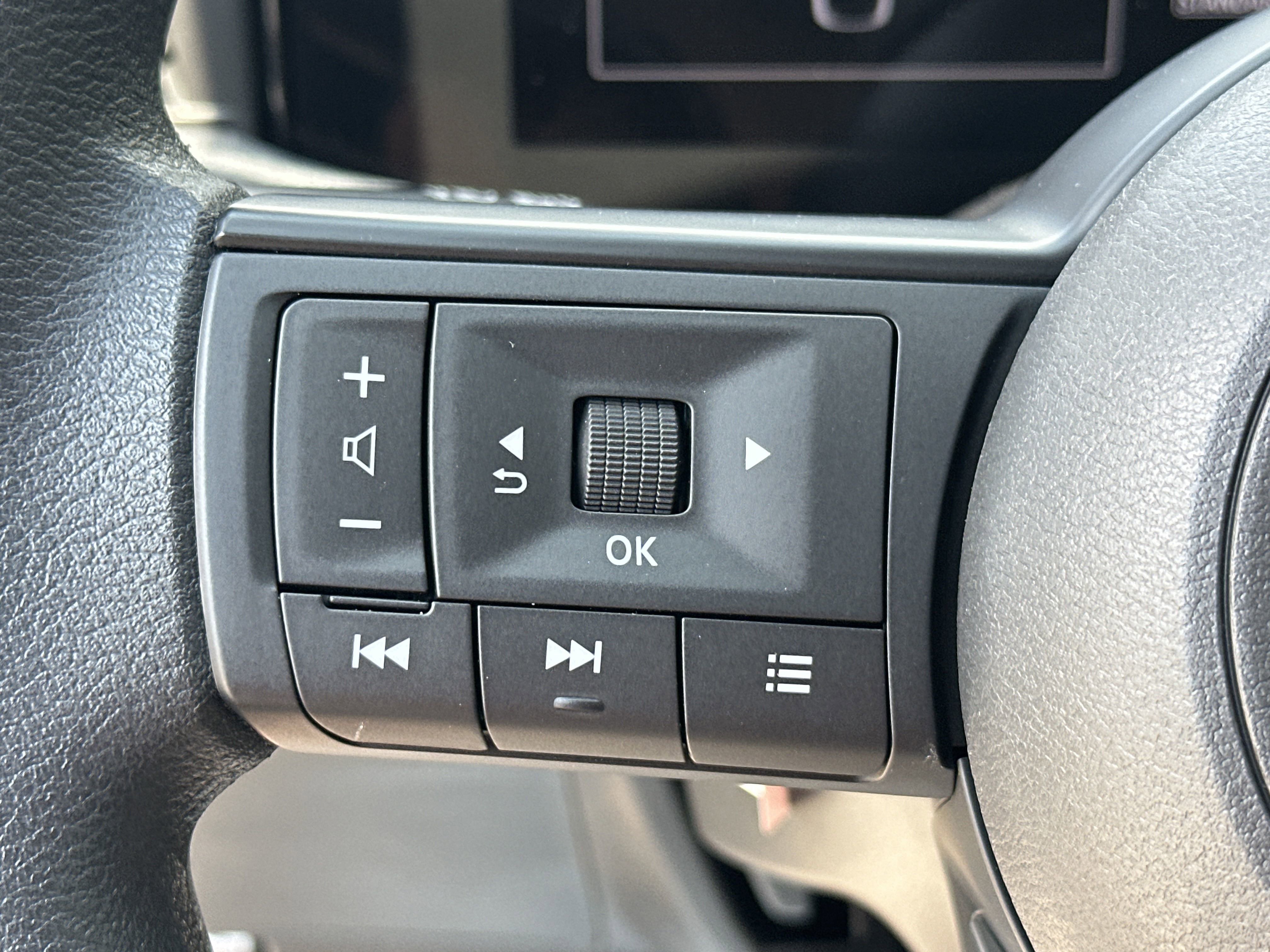 2025 Nissan Kicks SV photo 10