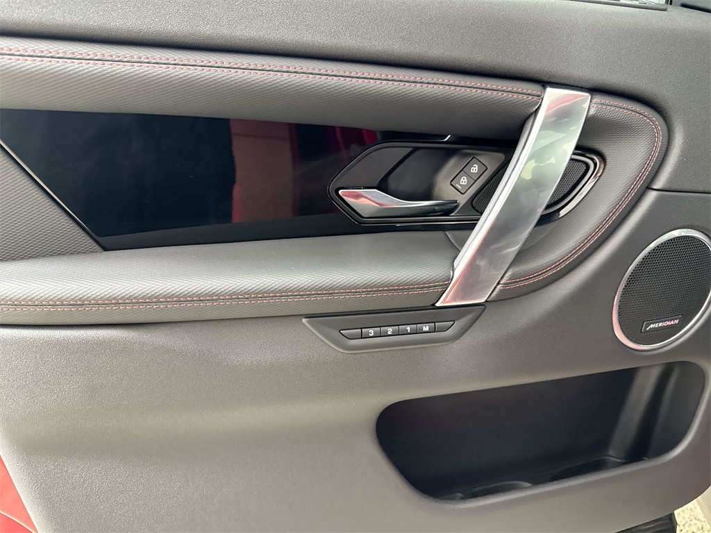 2023 Land Rover Discovery Sport SE R-Dynamic photo 13