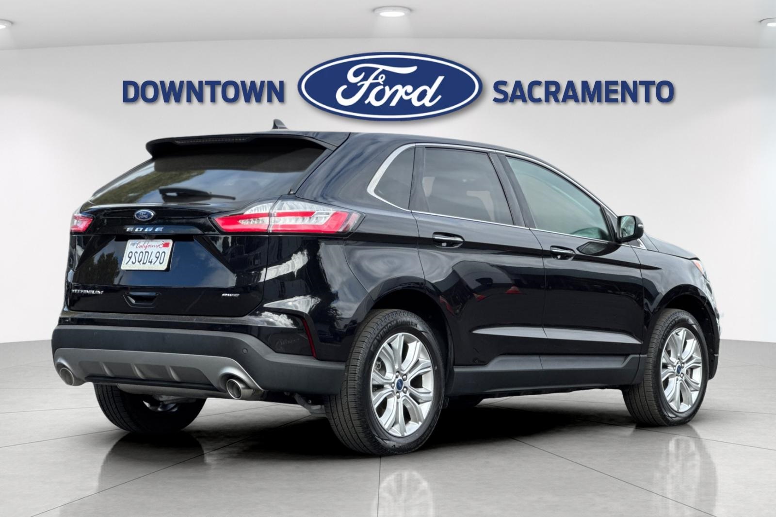 2022 Ford Edge Titanium photo 2