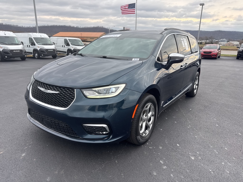 2022 Chrysler Pacifica Limited's photo