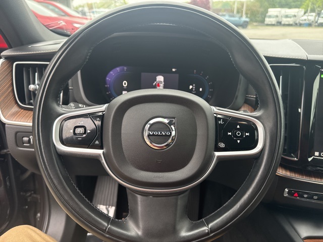 2022 Volvo XC60 B5 Inscription photo 12