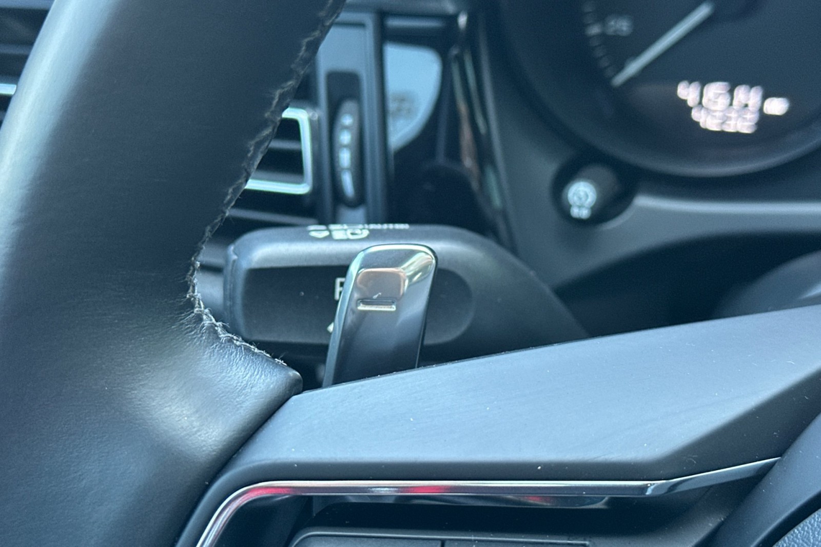 2023 Porsche Macan T photo 30