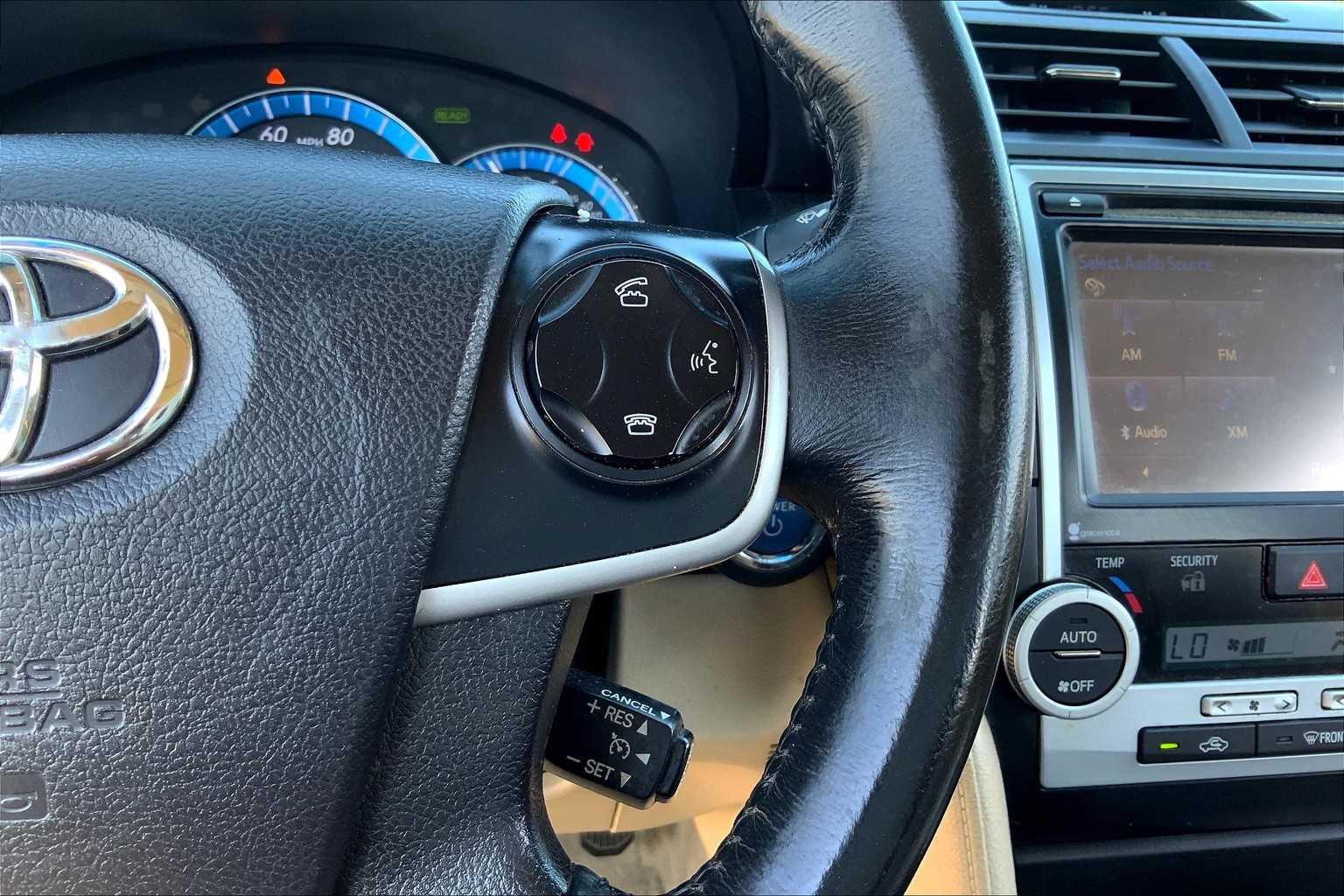 2014 Toyota Camry Hybrid XLE photo 22