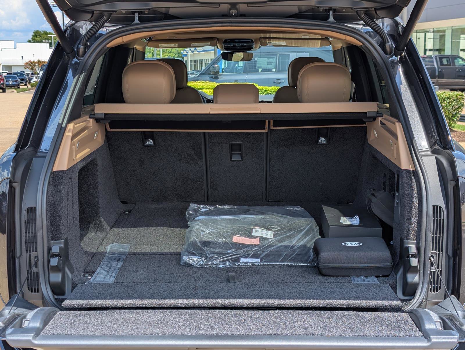 2025 Land Rover Range Rover SE photo 8