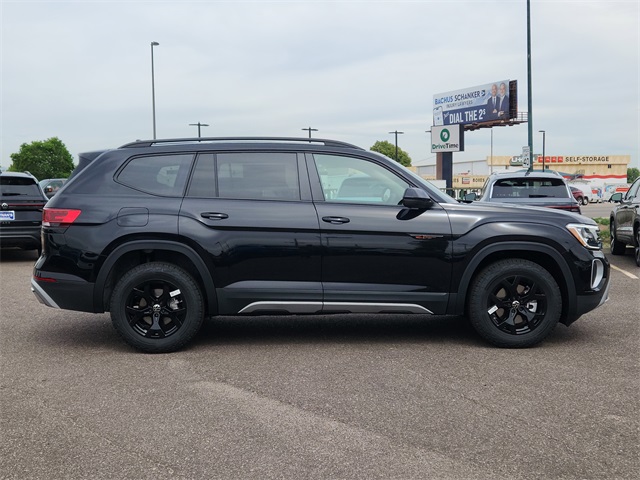 2025 Volkswagen Atlas Peak Edition SE photo 2
