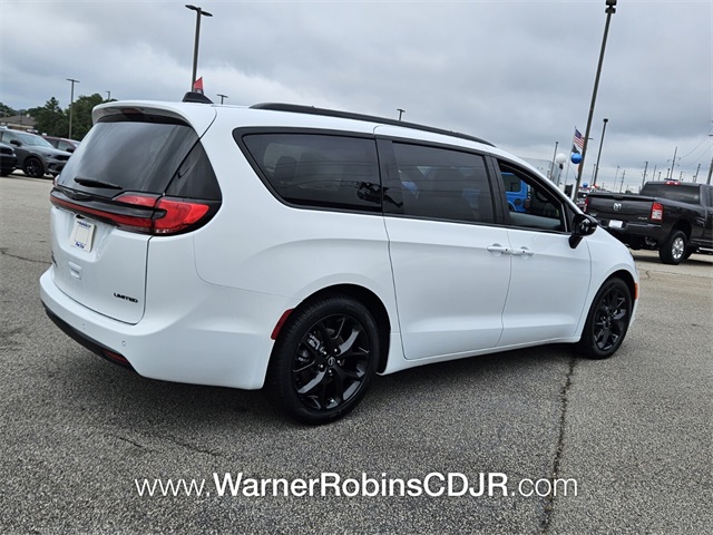 2026 Chrysler Pacifica Limited photo 13