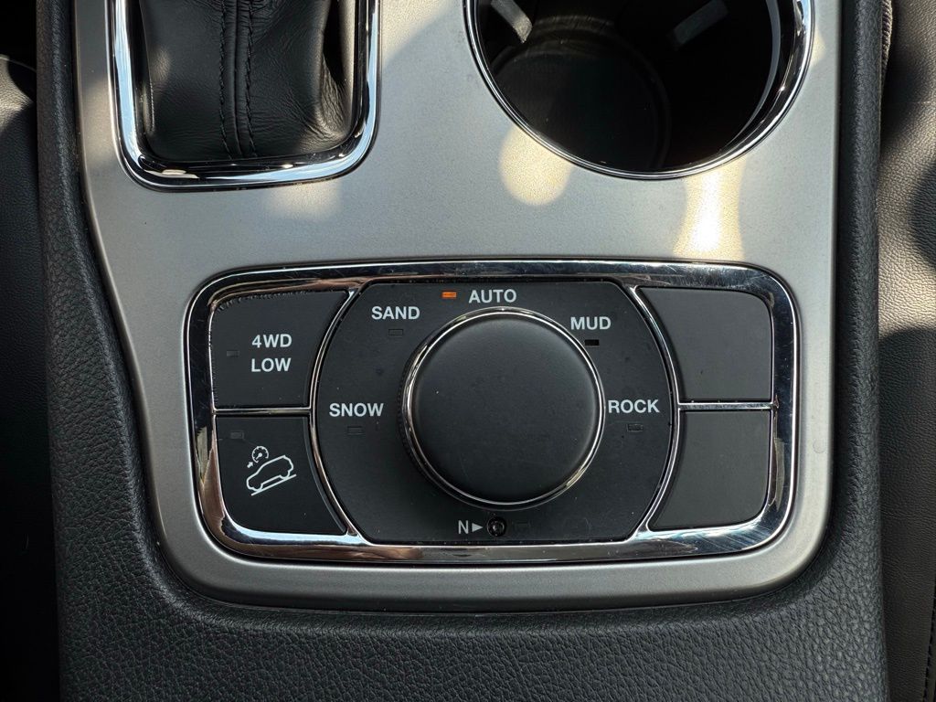 Used 2022 Red Jeep Laredo X image 24