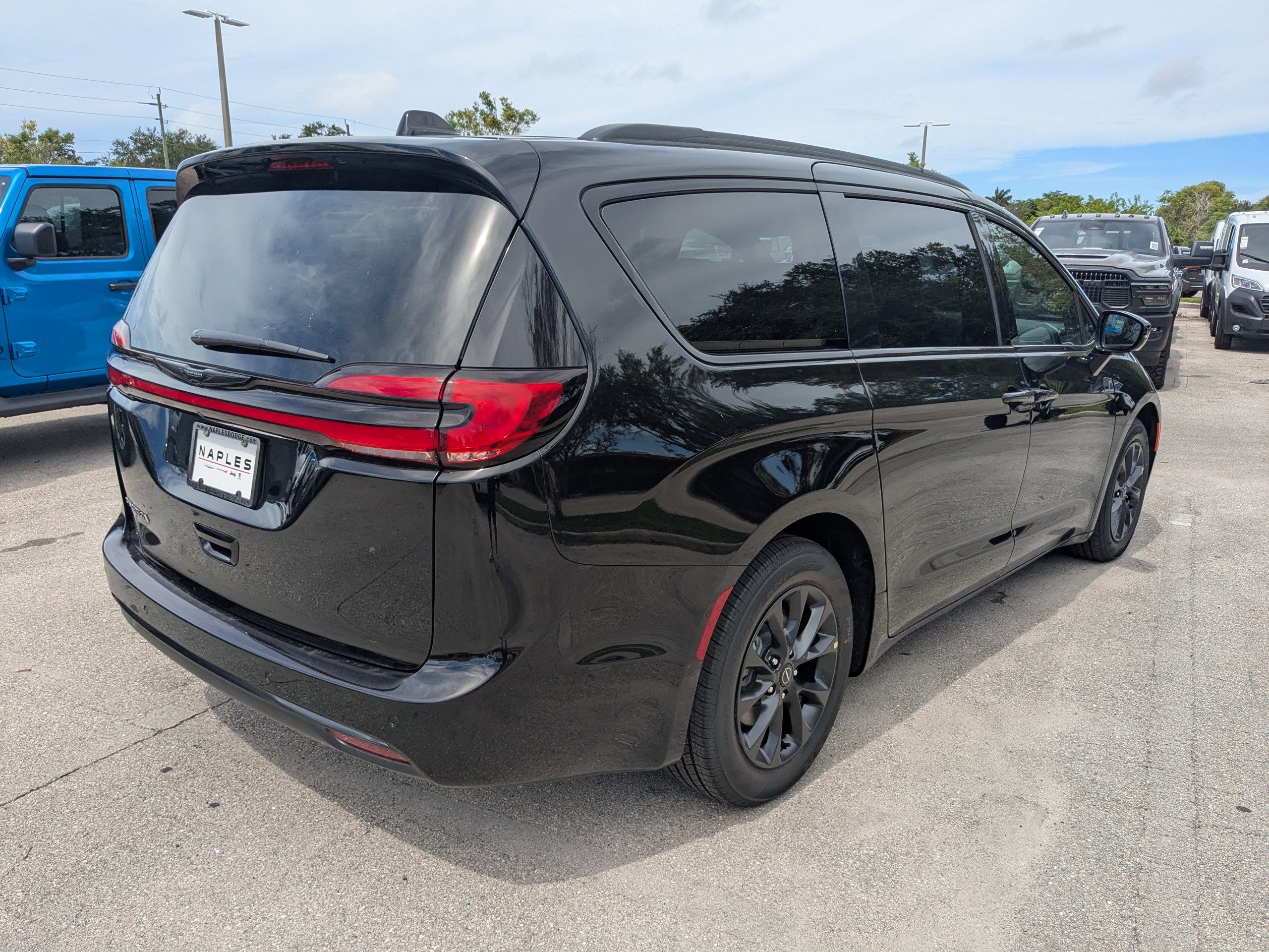 2025 Chrysler Pacifica photo 2