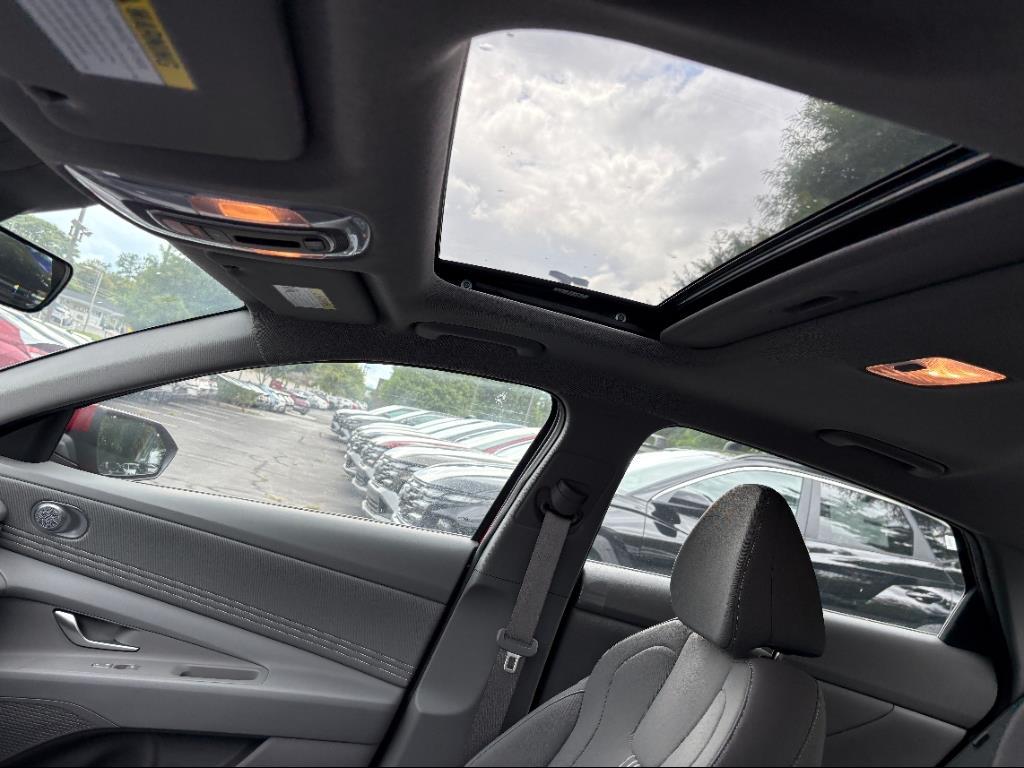 2025 Hyundai Elantra SEL Convenience photo 9