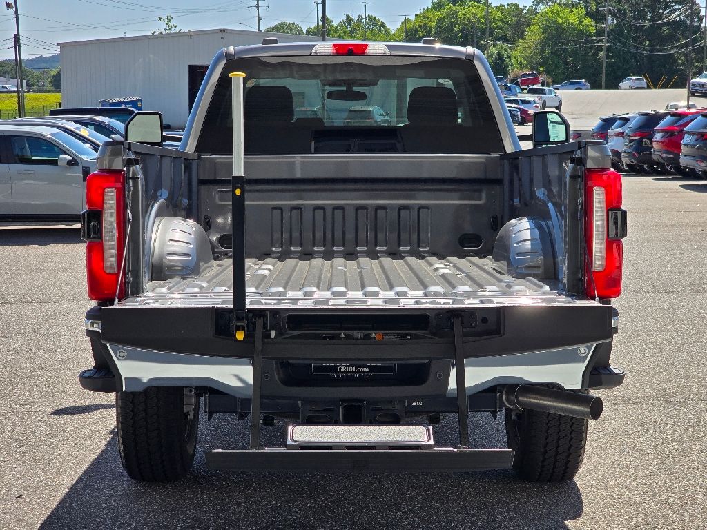 2025 Ford F-350 XLT photo 3