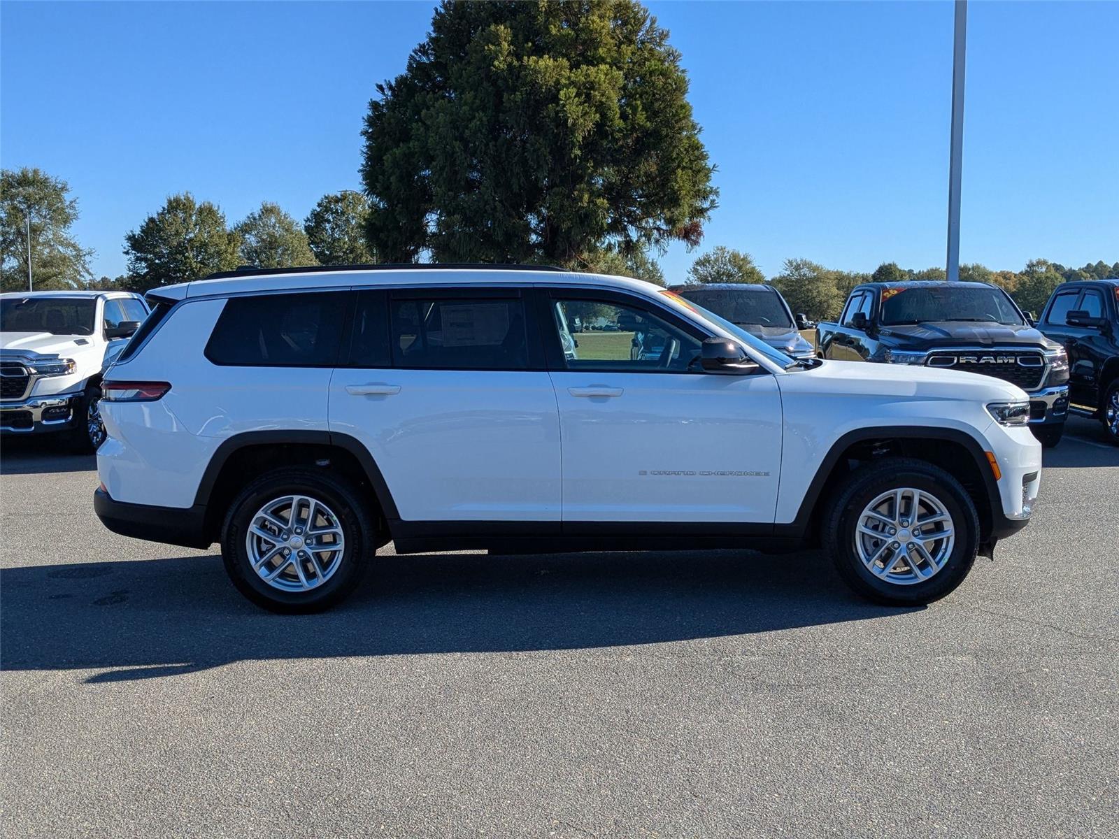 2025 Jeep Grand Cherokee Laredo photo 2