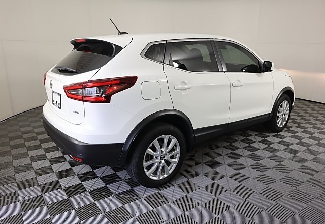 2022 Nissan Rogue Sport S photo 2