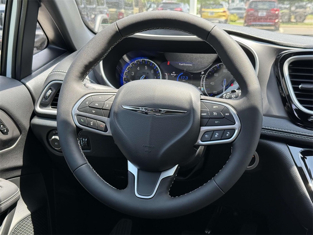 2025 Chrysler Pacifica photo 19
