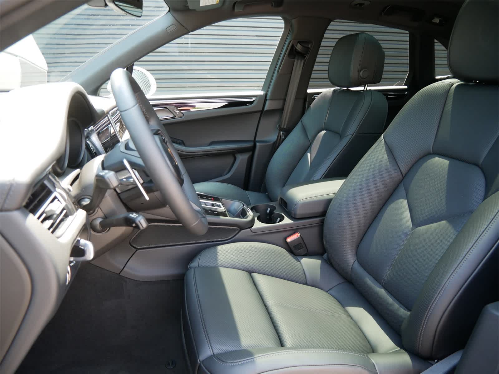 2025 Porsche Macan S photo 5