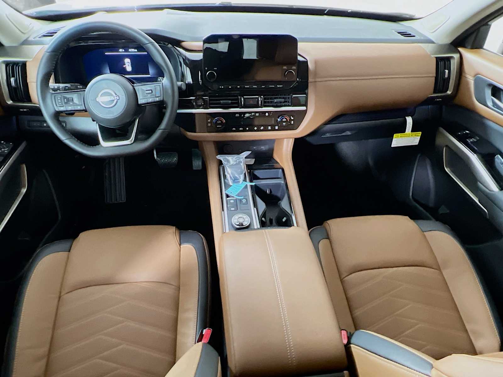 2025 Nissan Pathfinder Platinum photo 2