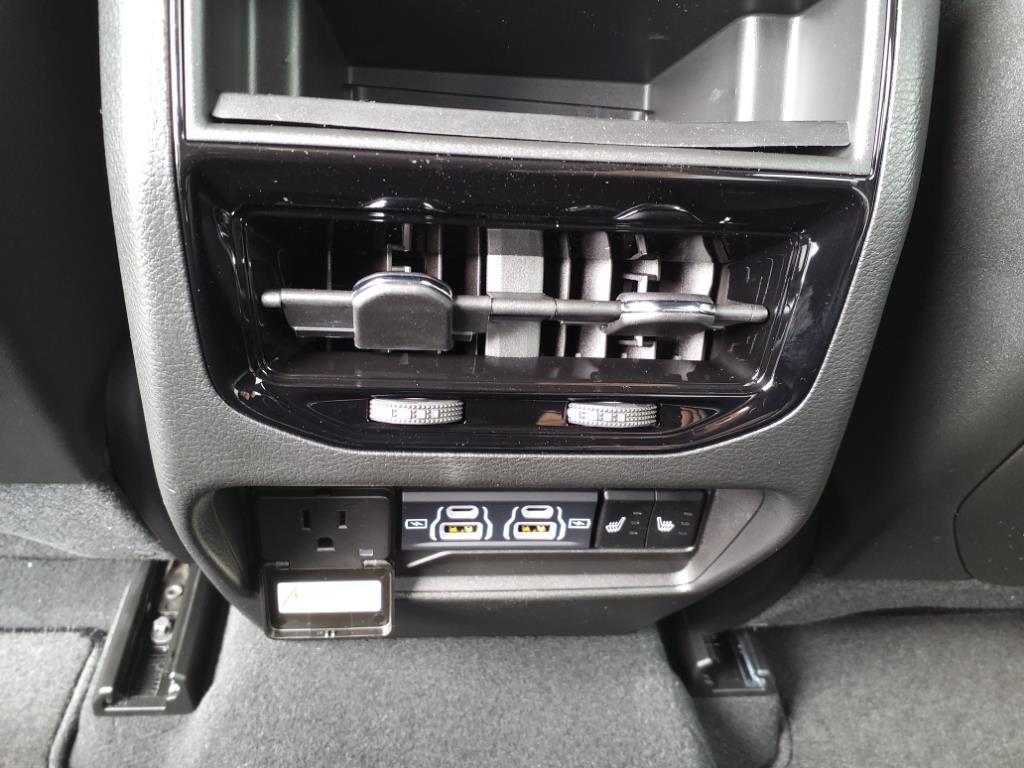 2024 Jeep Cherokee Overland 4xe photo 29