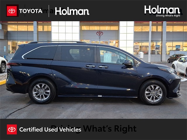 2024 Toyota Sienna XLE's photo