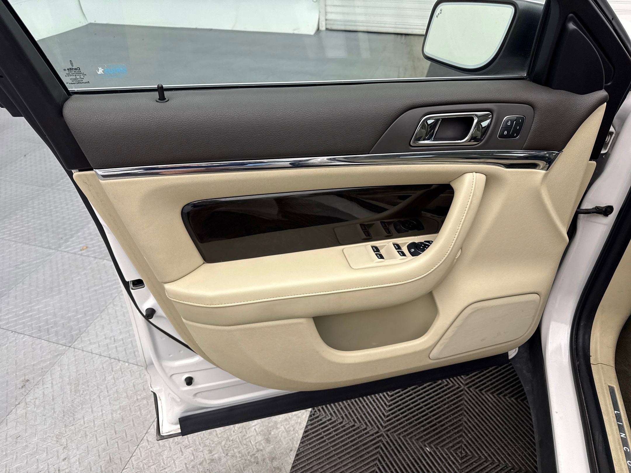 2014 Lincoln MKS EcoBoost photo 12