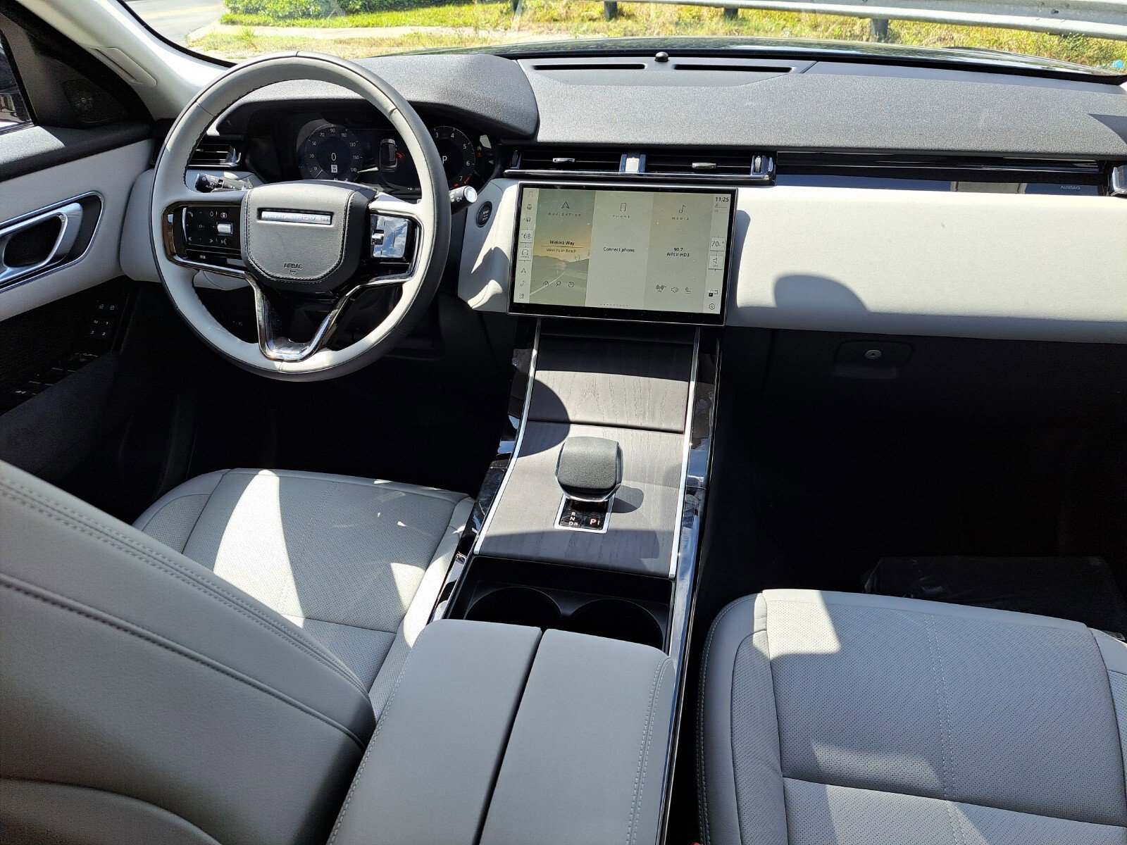 2025 Land Rover Range Rover Velar S photo 3