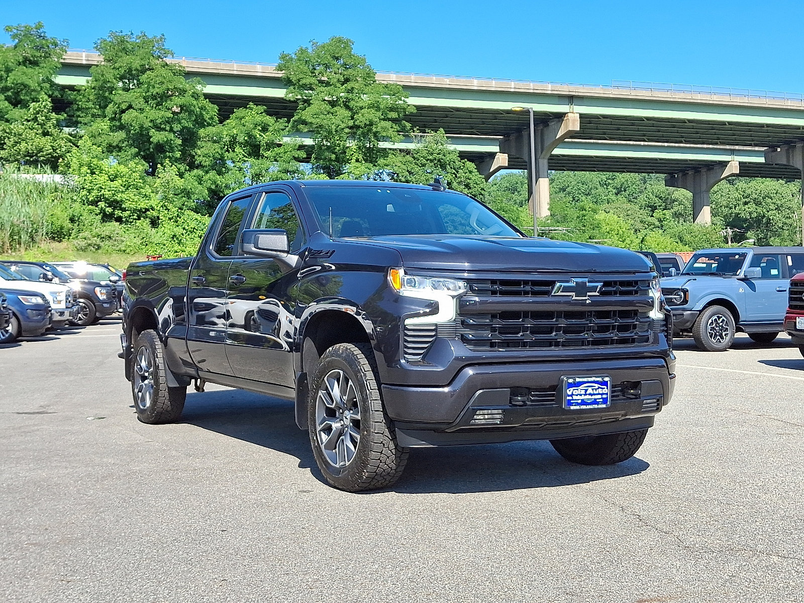 2023 Chevrolet Silverado 1500 RST photo 2